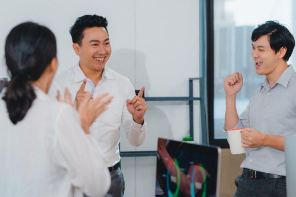 Effective leadership practices improving employee retention through team engagement and support